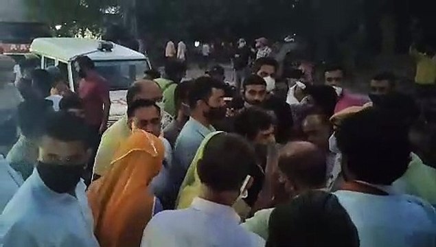 अण्डे के ठेले को लेकर विरोध, लोगों ने रास्ता रोका