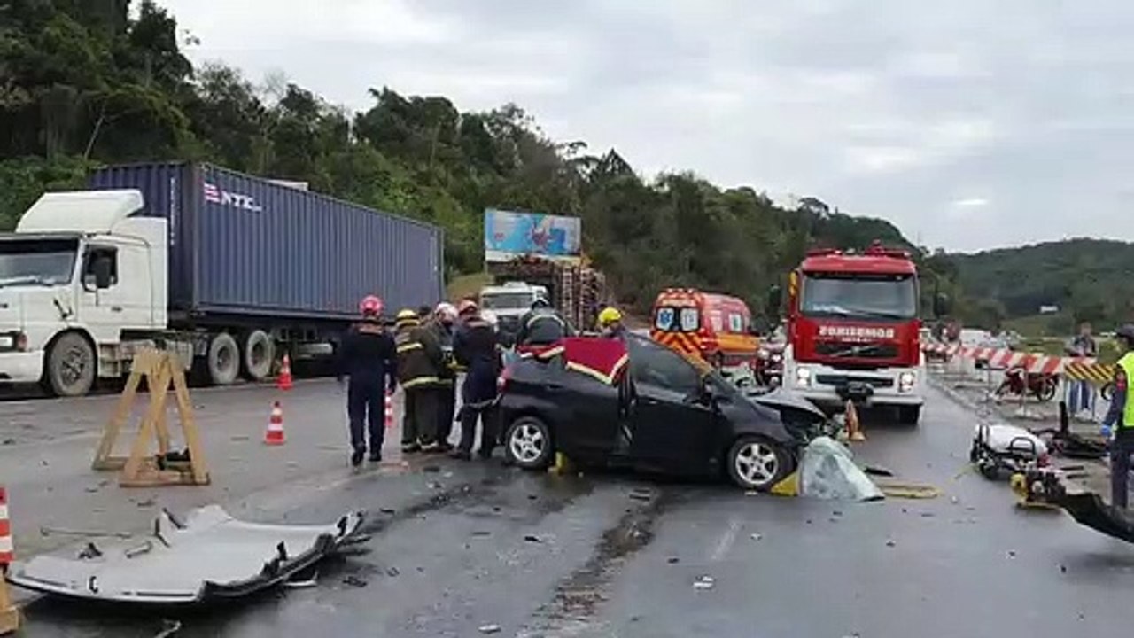 Bombeiros resgatam motorista preso nas ferragens após acidente na BR-470 em Gaspar