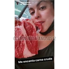 Modelo colombiana genera polémica en redes al grabarse comiendo carne cruda