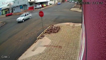 Essa foi por pouco! Câmera mostra veículos derrapando na pista para evitar acidente no Bairro Neva