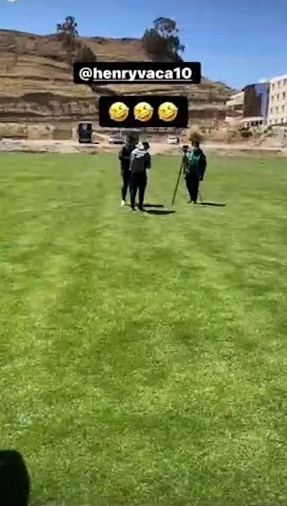 Diego Bejarano le pegó una tremenda patada a Henry Vaca