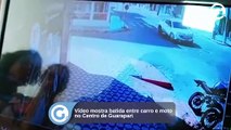 Vídeo mostra batida entre carro e moto no Centro de Guarapari