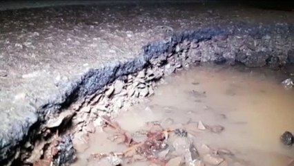 Roda de Montana é danificada ao passar por buraco no Bairro Neva; Motorista precisou chamar um guincho