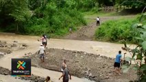 Vecinos cruzan río caminando y arriesgan su vida en Garabito