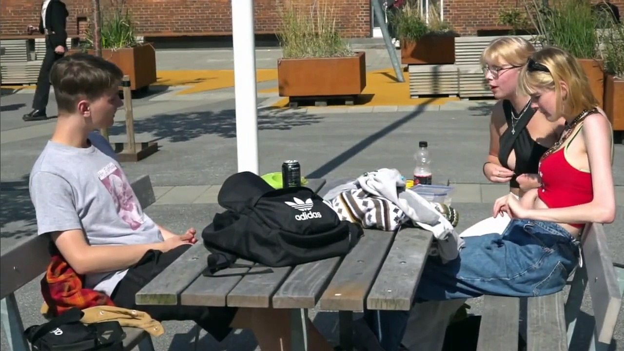 Elever demonstrer for retten til at bære Crop Top | Aalborg | Vejle | 23-08-2021 | TV2 NORD @ TV2 Danmark