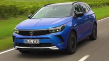 The new Opel Grandland Hybrid4 Driving Video