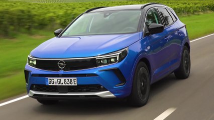 The new Opel Grandland Hybrid4 Driving Video
