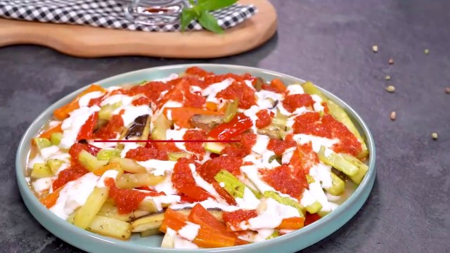 Azıcık Yağ ile Bir Tepsi Dolusu Fırında Soslu Karışık Kızartma