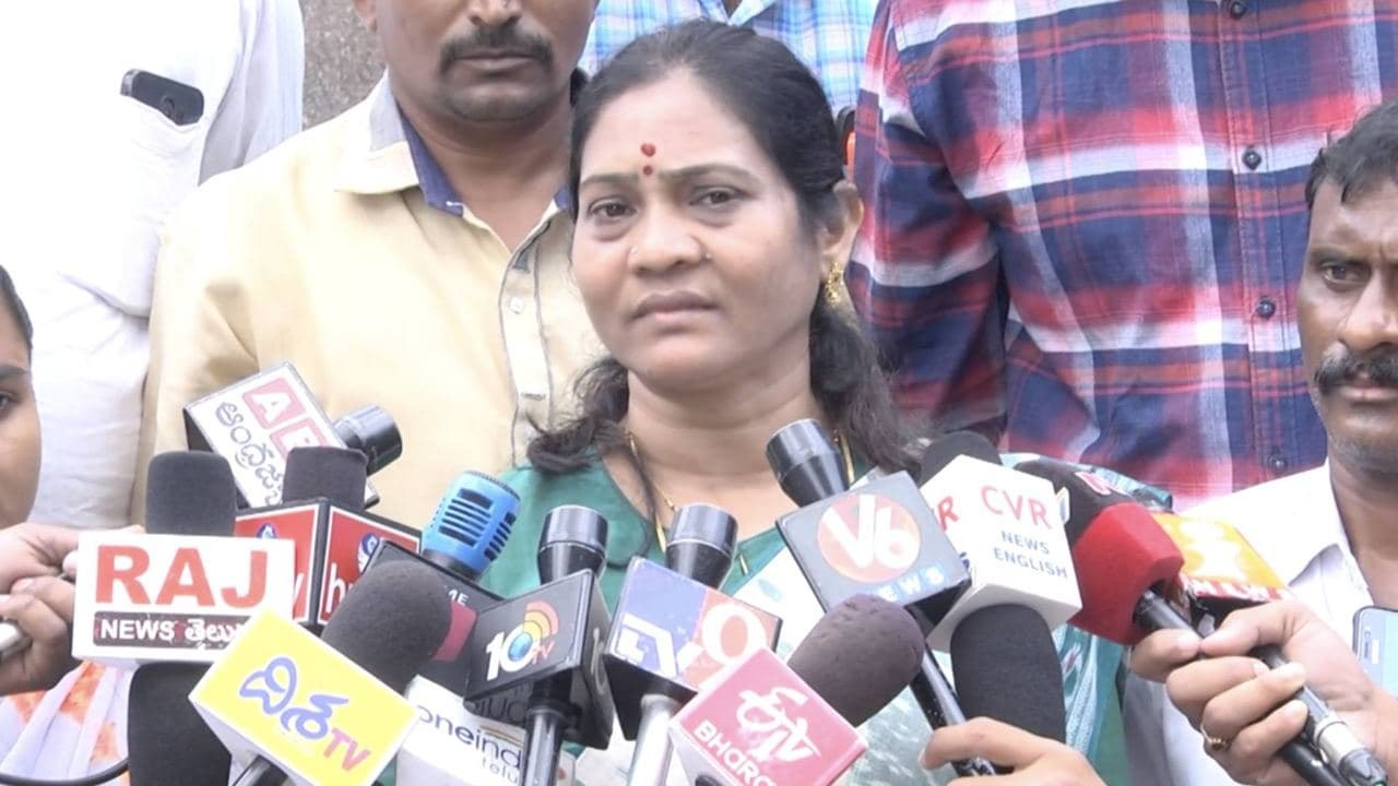 నిరుద్యోగులకు అండగా వైసీపి మాజీ నాయకురాలు ఇందిరా శోభన్ ఉపాది యాత్ర