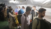 Llegan a Albania los primeros 121 refugiados afganos
