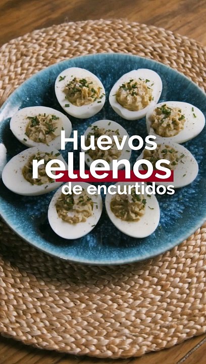 Huevos rellenos de encurtidos
