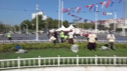 Taksim Meydanı'nda İBB çalışanları birbirine girdi.. O anlar kamerada