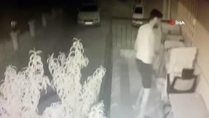 Çamaşır telinde asılı olan tişörtleri tek tek inceleyip böyle çaldı