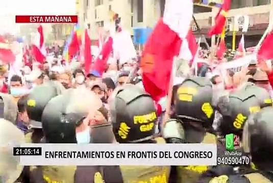 Manifestantes a favor y en contra del Gobierno se enfrentan en los exteriores del Congreso