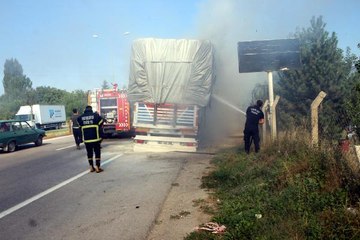 SEYİR HALİNDEKİ TIR'IN LASTİĞİ ALEV ALDI