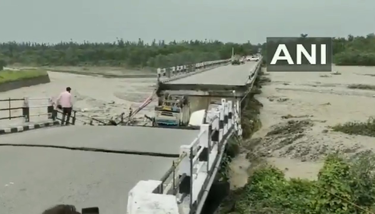 Uttarakhand Bridge Collapsed: जाखन नदी के ऊपर बना रानीपोखरी पुल ढहा, कई गाड़ियां भी नदी में समाईं