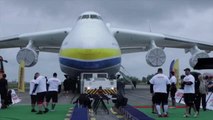 Ocho hombres ucranianos desplazan un avión de 640 toneladas