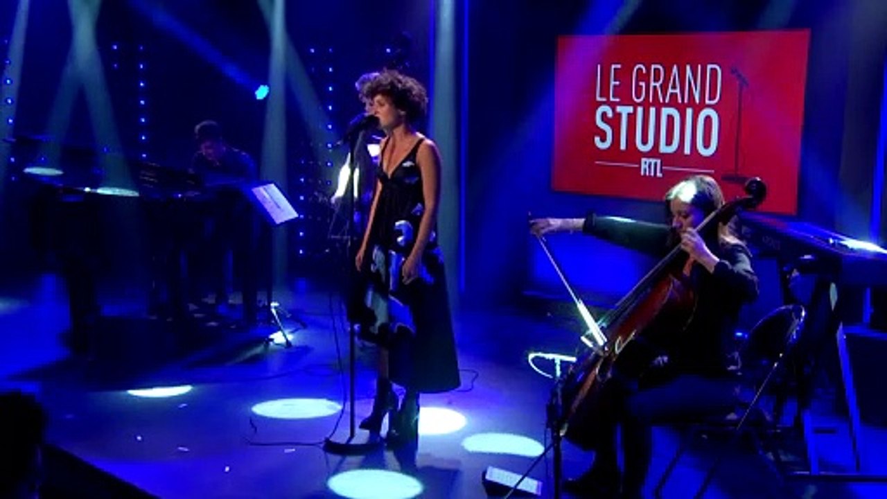 Barbara Pravi interprète "Voilà" dans "Le Grand Studio RTL"