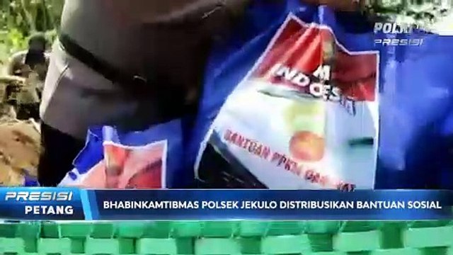 Bhabinkamtibmas Polres Kudus Bagikan Bansos ke Warga yang Terdampak Covid-19