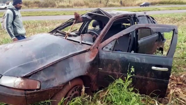Carro é encontrado abandonado, capotado, às margens da BR-467, em Cascavel