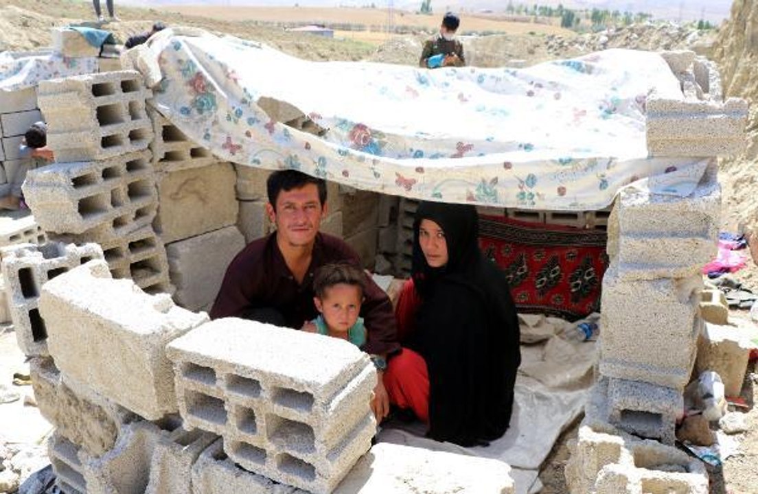 Eşi ve 3 yaşındaki çocuğuyla yaptığı 40 günlük umut yolculuğunu DHA'ya anlattı