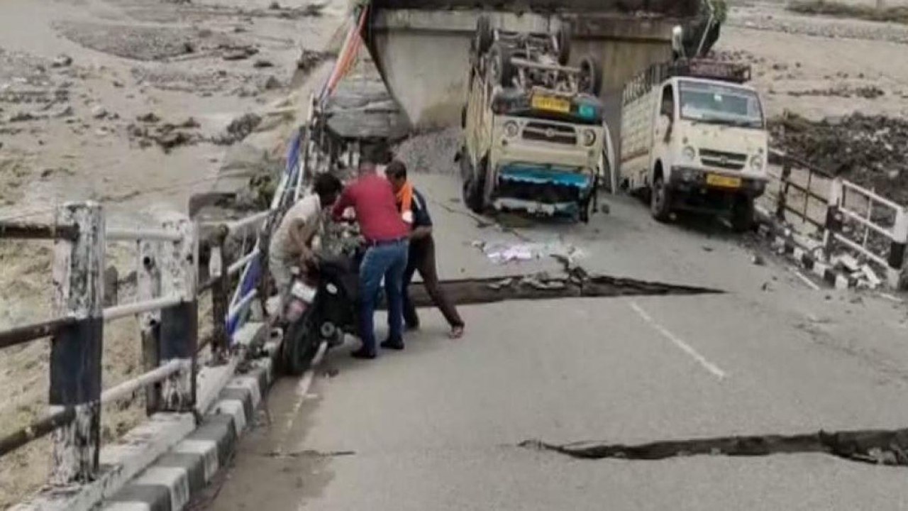 Heavy rain lashes Uttarakhand, Dehradun bridge...