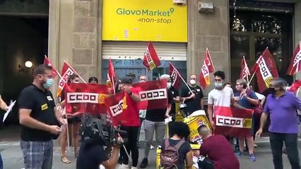 Los trabajadores de los supermercados de Glovo se manifiestan ante la sede de Barcelona