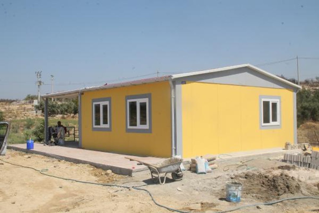 YÜREK SIZLATAN FOTOĞRAFTAKİ FATMA TEYZE'NİN YANAN EVİNİ DEMET AKALIN YAPTIRIYOR