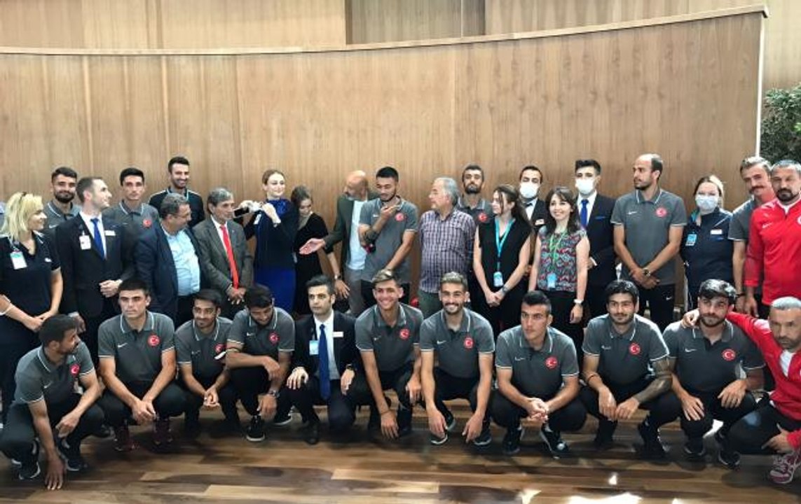 Türkiye İşitme Engelliler Milli Futbol Takımı, Çekya maçı için Prag'a gitti