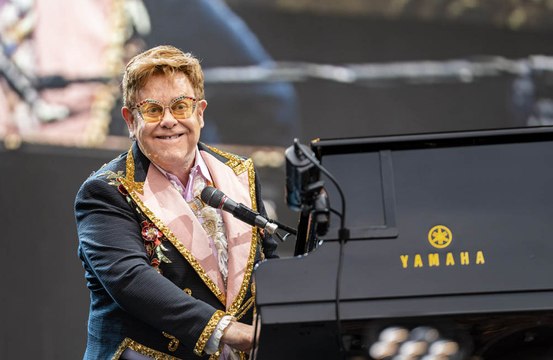 エルトン・ジョン、エド・シーランから大理石ペニスが贈呈