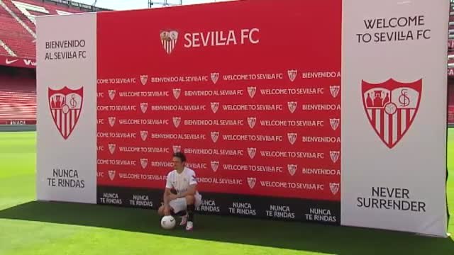 Thomas Delaney ya posa con la camiseta del Sevilla