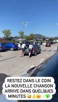 Vianney dépanne un inconnu en poussant sa voiture.