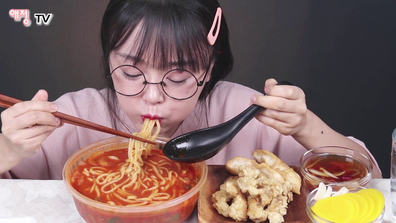 KOREAN GIRL EATING JJAMPPONG (SEAFOOD NOODLE SOUP) & TANGSUYUK (SWEET & SOUR PORK)