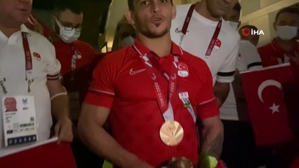 Recep Çiftçi ve Besra Duman'a Olimpiyat Köyü'nde coşkulu karşılaşma