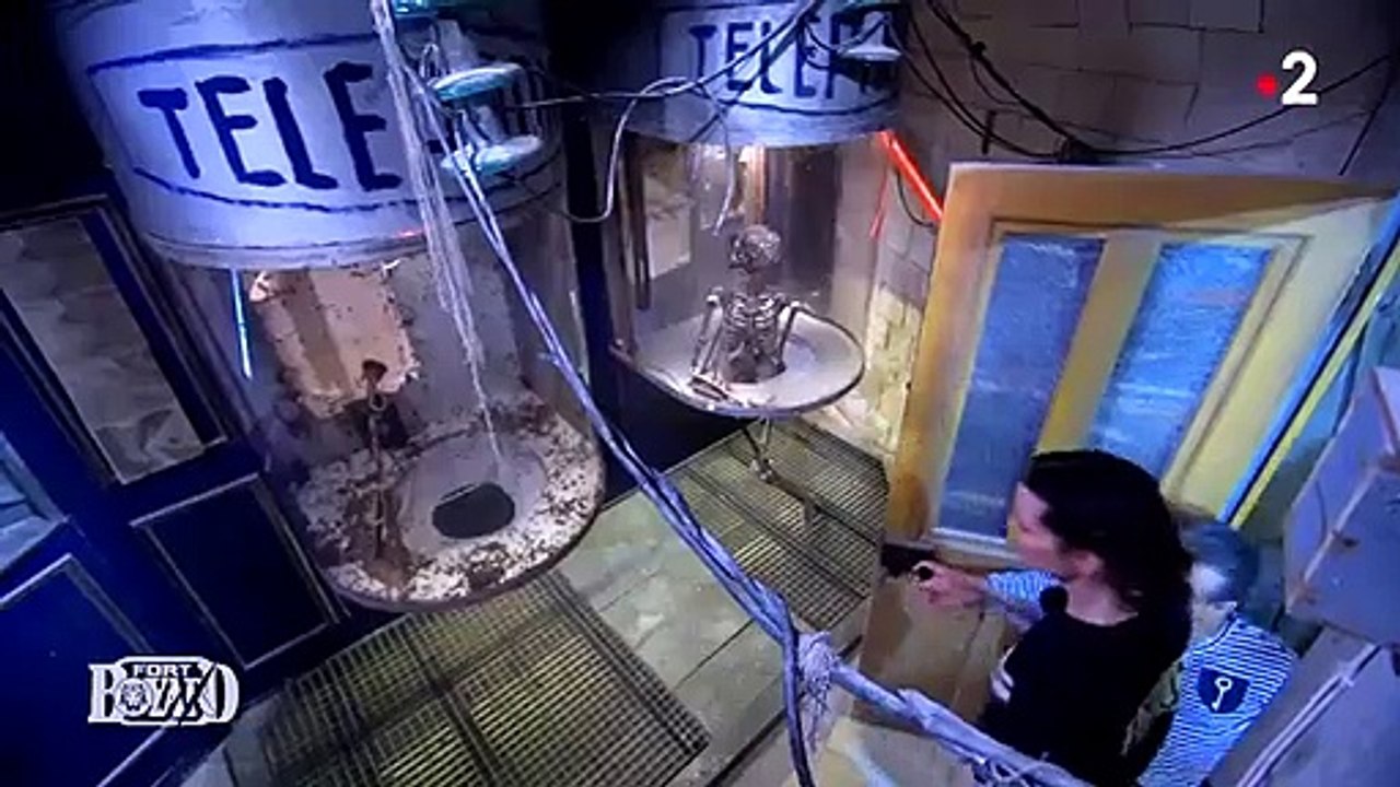 Fort Boyard 2021 : extrait d'Églantine Éméyé dans la Cabine abandonnée face au Père Fouras