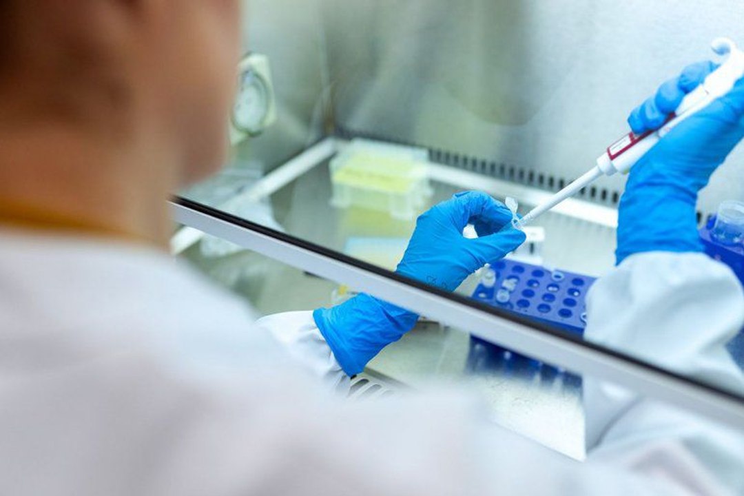Anticuerpos monoclonales, una terapia eficaz pero la vacuna es lo esencial | Resumen semanal