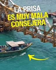 El capitán de este barco intentó pasar por debajo de un puente