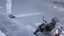 Ümraniye'de otomobilin çarptığı motosiklet savrularak bebek arabasına böyle çarptı