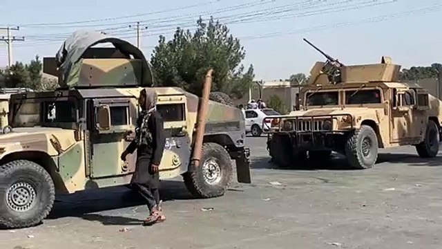 Los talibanes celebran con disparos al aire la salida de EEUU de Afganistán