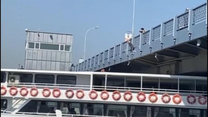 TIK UĞRUNA CANINI HİÇE SAYDI; GALATA KÖPRÜSÜ'NDEN GEMİYE ATLADI
