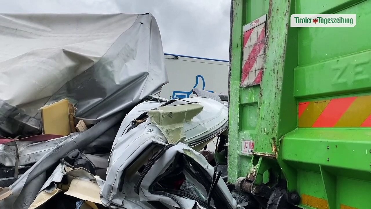 Kleinlaster prallte bei Kundl ungebremst gegen Lkw: 30-Jähriger schwer verletzt