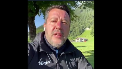 SALVINI CANTA "IO VAGABONDO" IN BICICLETTA