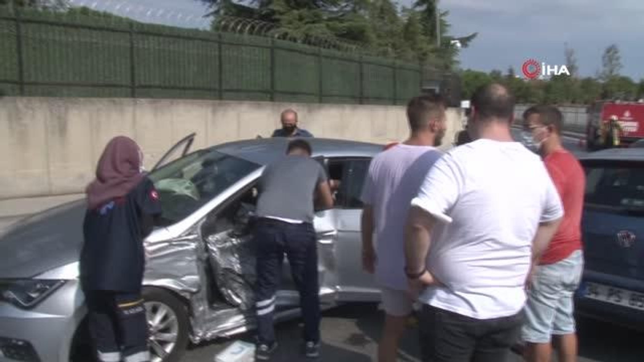 Sürücüsünün kontrolünden çıkan otomobil karşı şeritten gelen başka bir otomobile çarptı: 3 yaralı