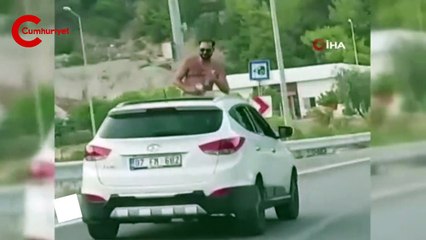 Aracın açılır tavanına çıkan şahıs ölüme davete çıkardı