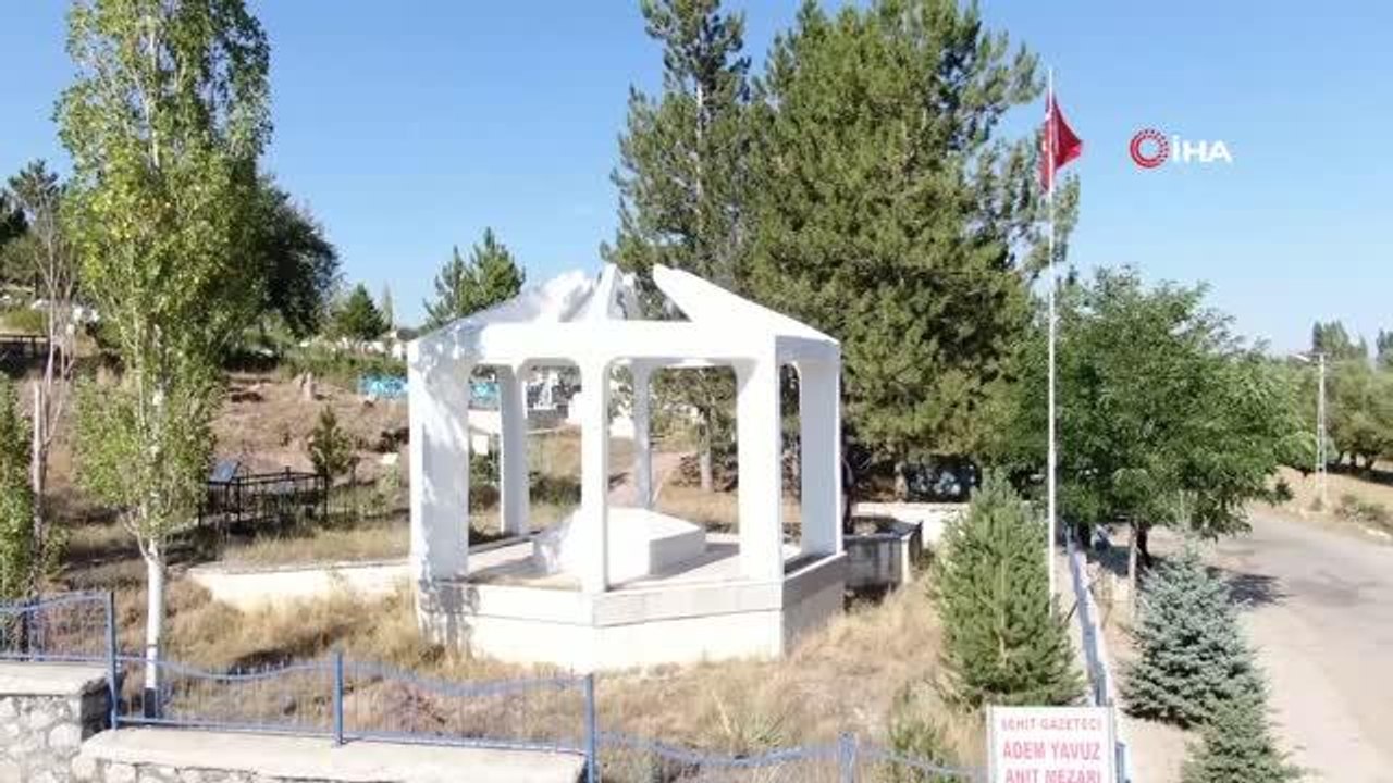 "Kaymakam olacaktı, gazeteci oldu..." Kıbrıs Barış Harekatı'nın tek gazeteci şehidi Sivas'taki mezarı başında anıldı