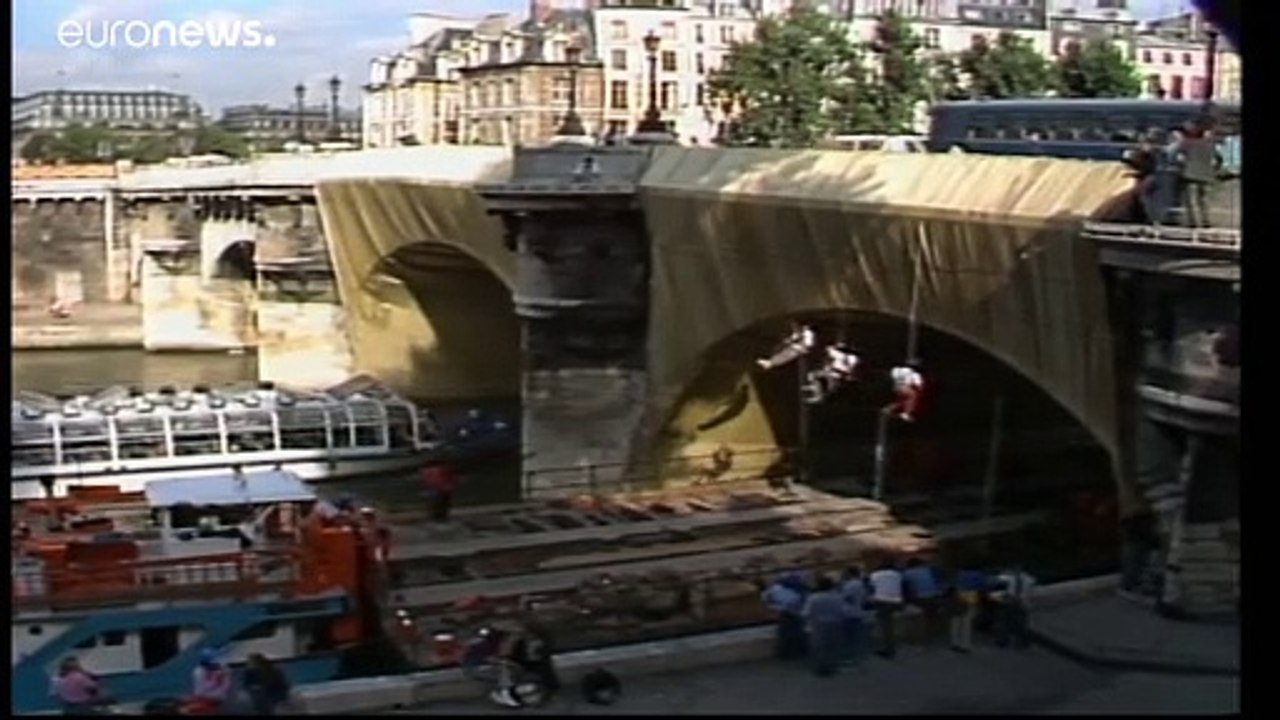 Christo verpackt Triumphbogen in Paris - posthum