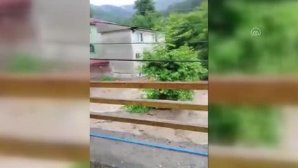 Son dakika haber! KASTAMONU - Sel Çaydüzü köyünde 11 binayı yıktı