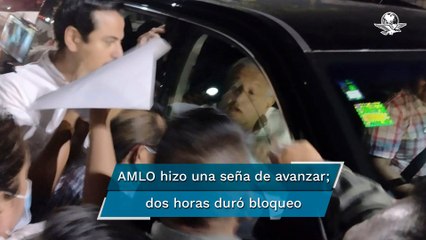 AMLO ingresa a cuartel militar tras más de dos horas de bloqueo de la CNTE