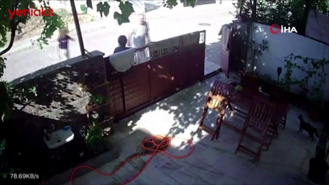 Öfkeli adam, kadın komşusunu öldüresiye dövdü! O anlar anbean kaydedildi