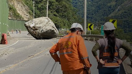 Gigantesca piedra cayó en la vía al Llano, obstaculizando el paso en ambos sentidos